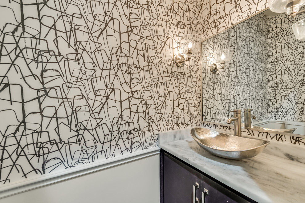 Mittelgroße Klassische Gästetoilette mit flächenbündigen Schrankfronten, braunen Schränken, beiger Wandfarbe, Aufsatzwaschbecken und grauer Waschtischplatte in Dallas