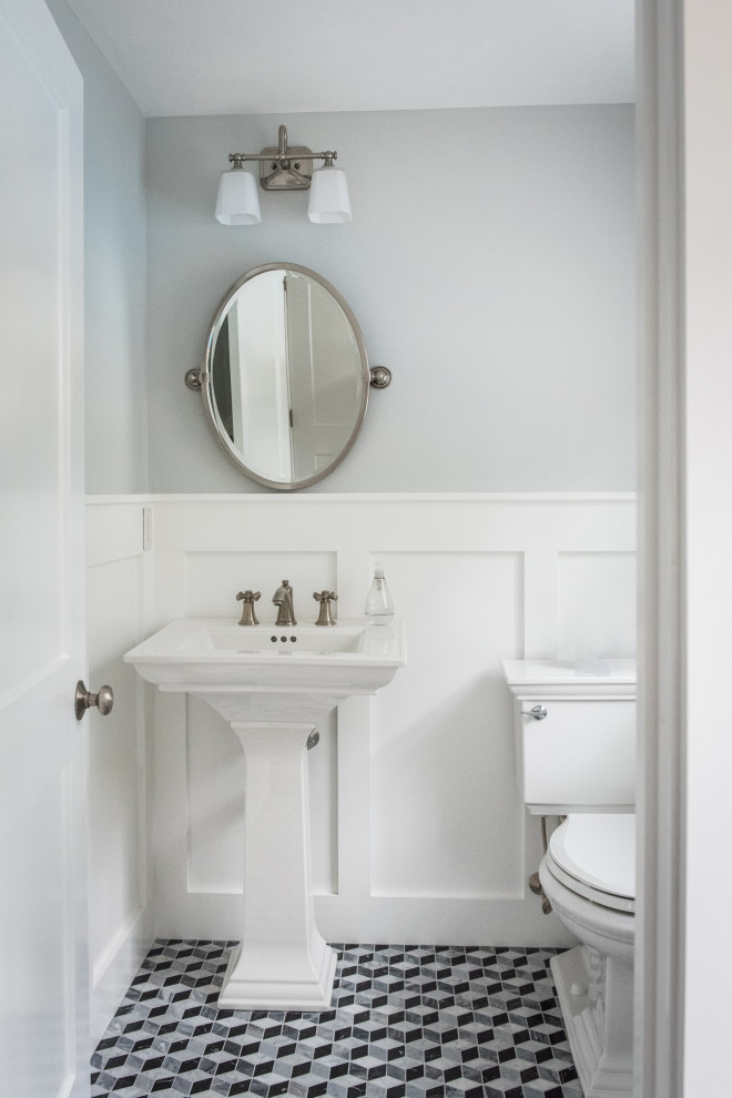 Idee per un bagno di servizio classico di medie dimensioni con ante bianche, WC a due pezzi, pareti grigie e lavabo a colonna