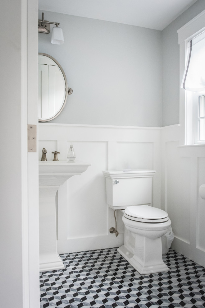 На фото: туалет среднего размера в классическом стиле с белыми фасадами, раздельным унитазом, серыми стенами, полом из мозаичной плитки, раковиной с пьедесталом и серым полом с