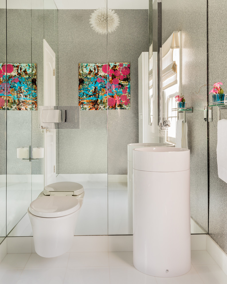Ispirazione per un piccolo bagno di servizio design con WC sospeso, piastrelle bianche, pavimento con piastrelle in ceramica, pareti grigie e pavimento bianco