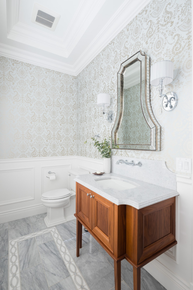 Exempel på ett klassiskt flerfärgad flerfärgat toalett, med luckor med infälld panel, skåp i mellenmörkt trä, en toalettstol med separat cisternkåpa, flerfärgade väggar, marmorgolv, ett undermonterad handfat, marmorbänkskiva och flerfärgat golv