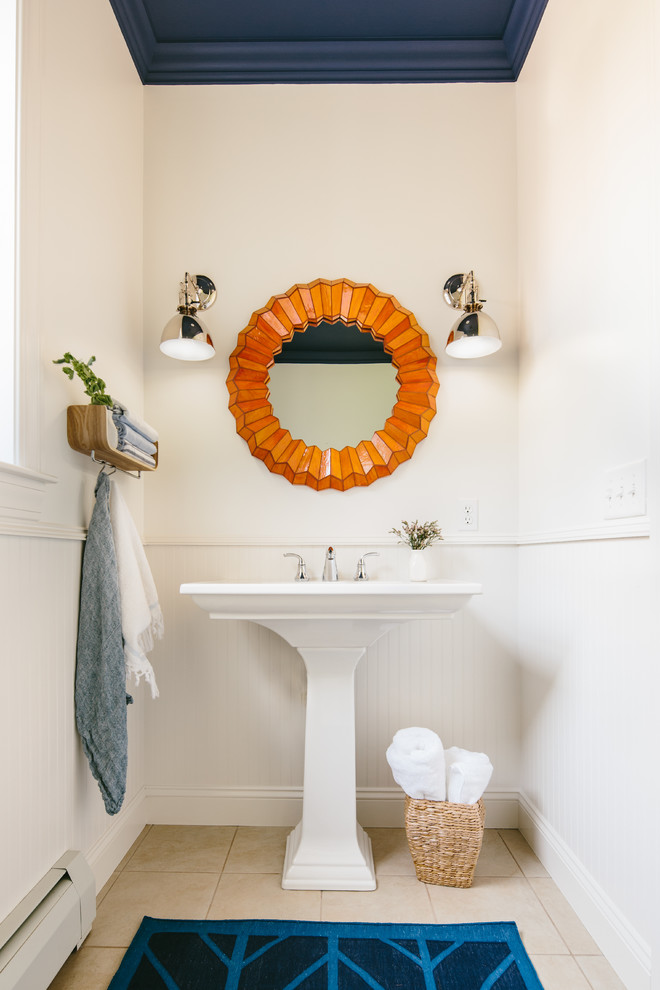 Inspiration pour un WC et toilettes traditionnel avec un lavabo de ferme et un mur blanc.