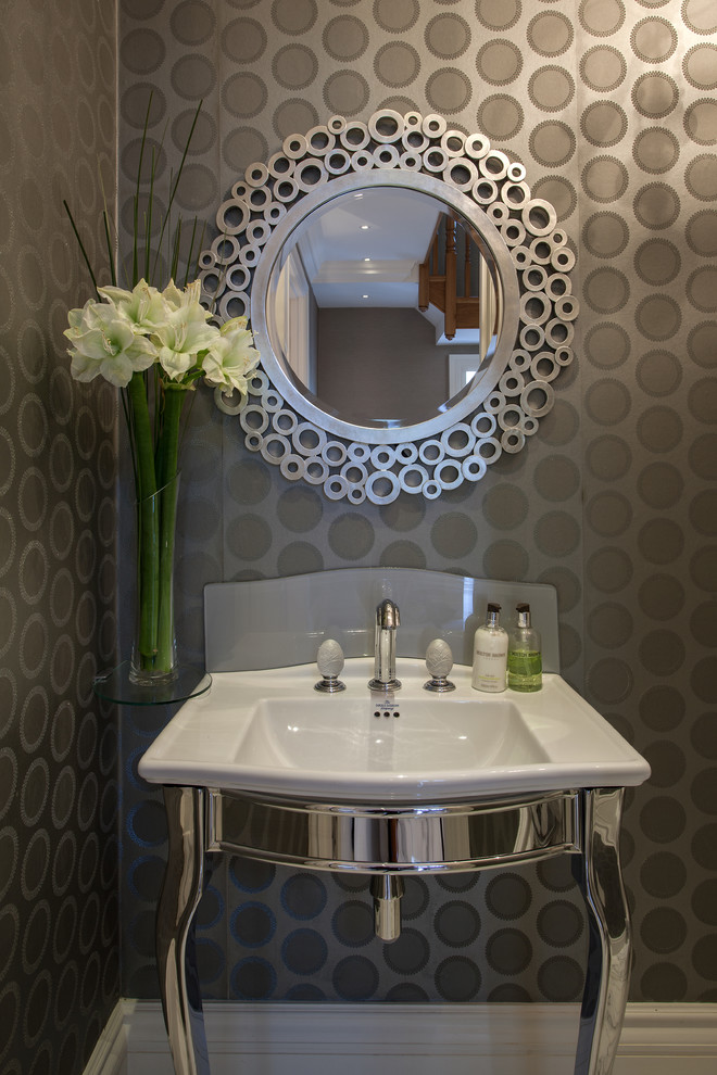 Inspiration för ett litet funkis toalett, med ett integrerad handfat och grå väggar