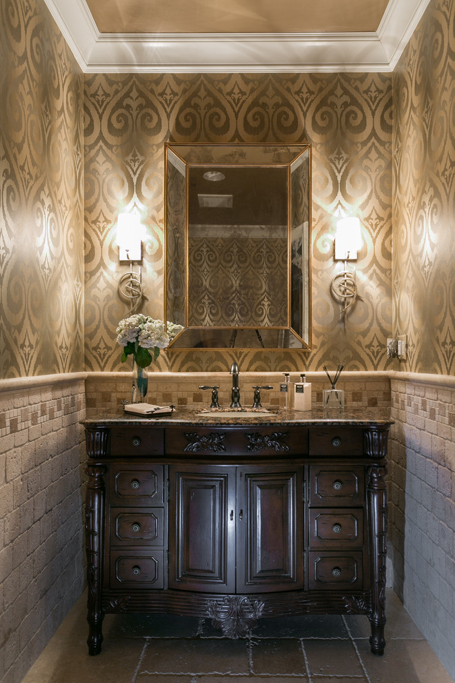 Ispirazione per un grande bagno di servizio mediterraneo con lavabo integrato, top in marmo, piastrelle beige, piastrelle in pietra e pareti beige