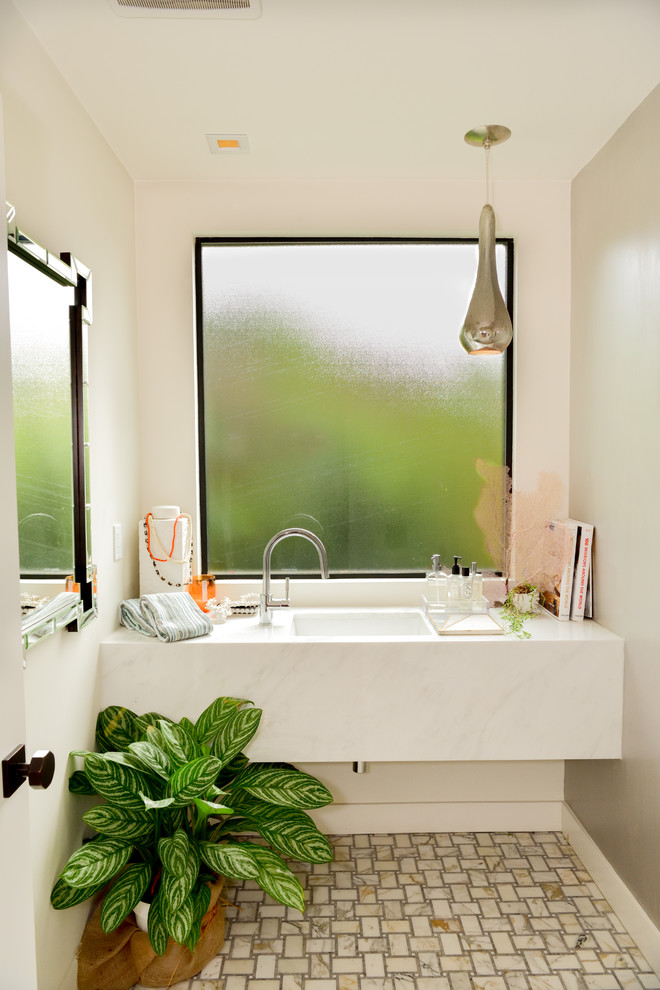 Стильный дизайн: маленький туалет в стиле модернизм с раздельным унитазом, белой плиткой, разноцветными стенами, мраморным полом, врезной раковиной, мраморной столешницей, разноцветным полом и белой столешницей для на участке и в саду - последний тренд