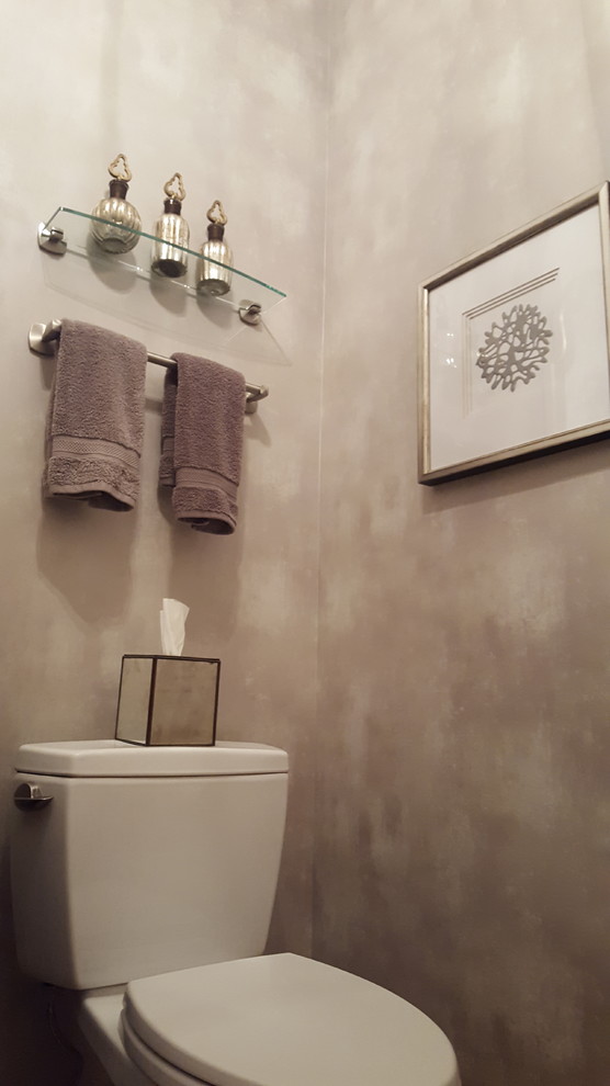 Inspiration pour un petit WC et toilettes traditionnel en bois foncé avec un placard avec porte à panneau encastré, WC à poser, un mur gris, parquet clair, un lavabo encastré et un plan de toilette en granite.
