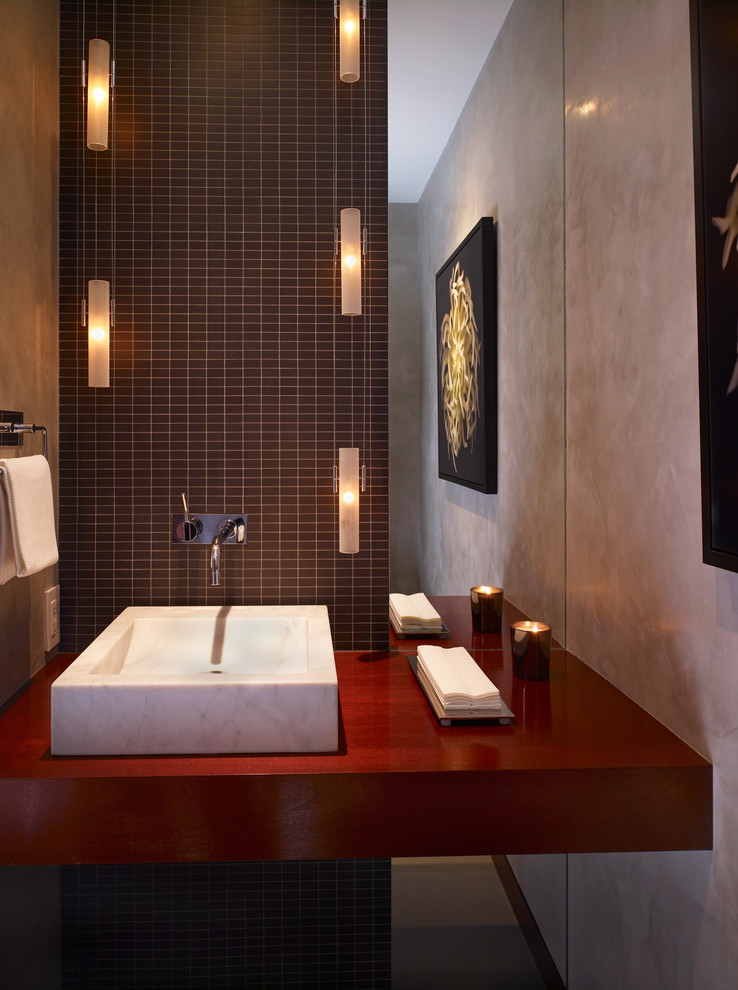 Große Moderne Gästetoilette mit Aufsatzwaschbecken, Waschtisch aus Holz, Porzellanfliesen, grauer Wandfarbe und roter Waschtischplatte in San Francisco