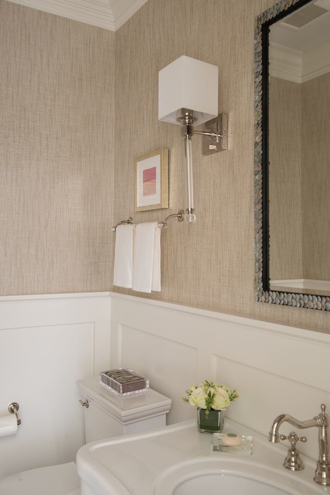 Mittelgroße Klassische Gästetoilette mit Wandtoilette mit Spülkasten, beiger Wandfarbe und Unterbauwaschbecken in Washington, D.C.