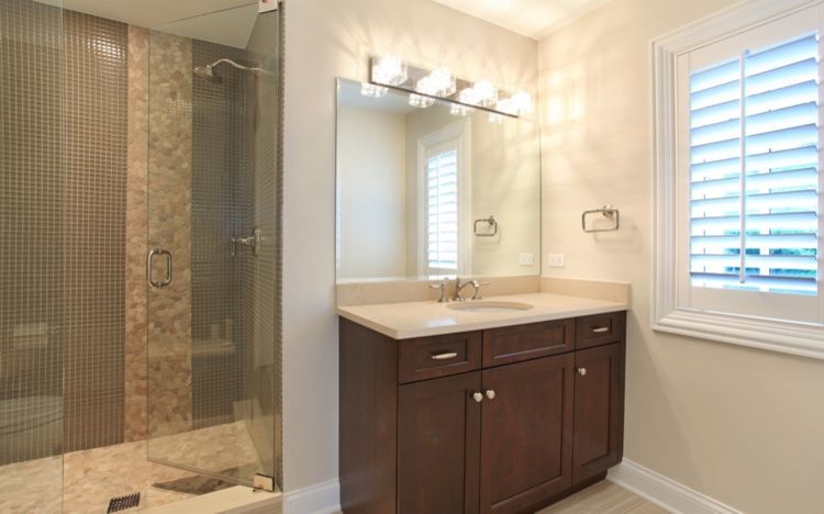 Стильный дизайн: ванная комната в викторианском стиле с фасадами с утопленной филенкой, разноцветной плиткой, бежевыми стенами и темными деревянными фасадами - последний тренд