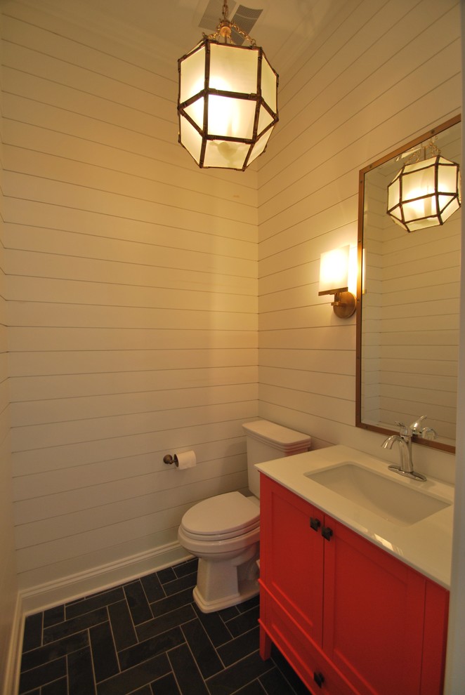 Immagine di un piccolo bagno di servizio tradizionale con ante a filo, ante rosse, WC a due pezzi, pareti bianche, pavimento in ardesia, lavabo sottopiano, top in marmo, pavimento grigio e top bianco