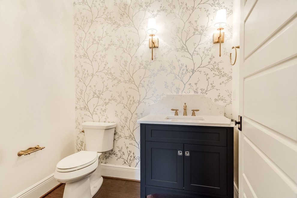 Idéer för att renovera ett vintage toalett, med blå skåp, mörkt trägolv, bänkskiva i kvarts, en toalettstol med separat cisternkåpa, ett undermonterad handfat och brunt golv