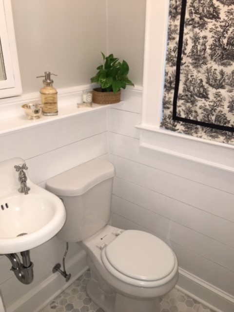 Inspiration pour un petit WC et toilettes traditionnel avec un placard à porte vitrée, des portes de placard blanches, WC à poser, un carrelage blanc, du carrelage en marbre, un mur gris, un sol en marbre, un lavabo suspendu, un plan de toilette en marbre et un sol gris.