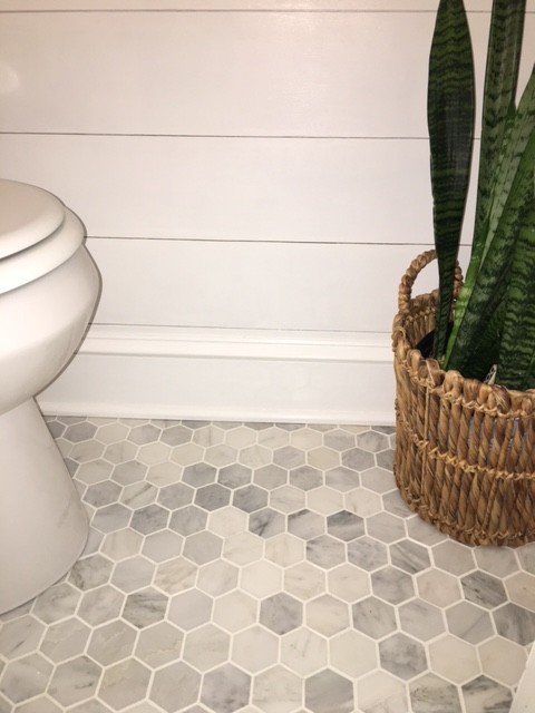 Idéer för att renovera ett litet vintage toalett, med luckor med glaspanel, vita skåp, en toalettstol med hel cisternkåpa, vit kakel, marmorkakel, grå väggar, marmorgolv, ett väggmonterat handfat, marmorbänkskiva och grått golv