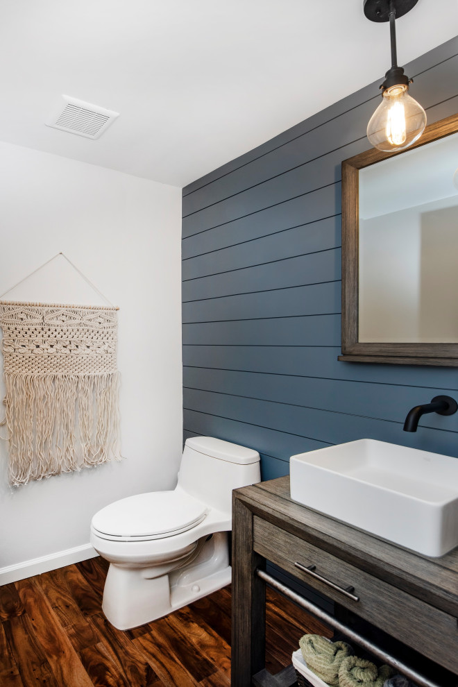 Moderne Gästetoilette mit profilierten Schrankfronten, grauen Schränken, blauen Fliesen, dunklem Holzboden, braunem Boden, freistehendem Waschtisch und Holzdielenwänden in Denver