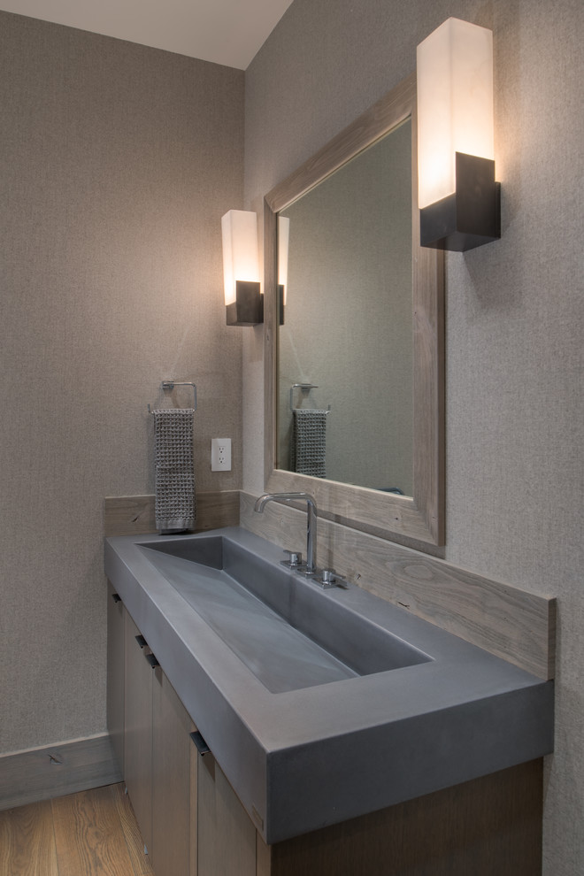 Idée de décoration pour un WC et toilettes chalet avec une grande vasque et un plan de toilette en béton.