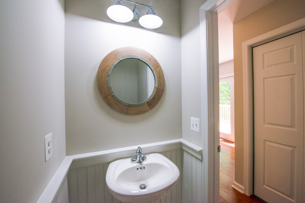 Kleine Landhausstil Gästetoilette mit Wandtoilette mit Spülkasten, grauer Wandfarbe, Vinylboden, Sockelwaschbecken und grauem Boden in Richmond