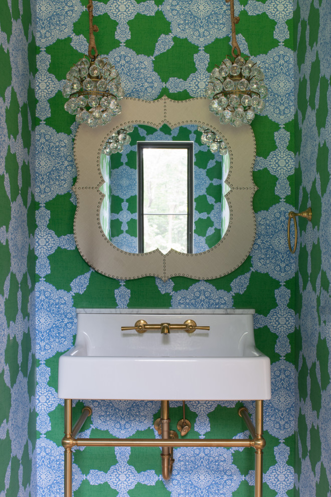 На фото: маленький туалет в стиле неоклассика (современная классика) с разноцветными стенами и консольной раковиной для на участке и в саду с