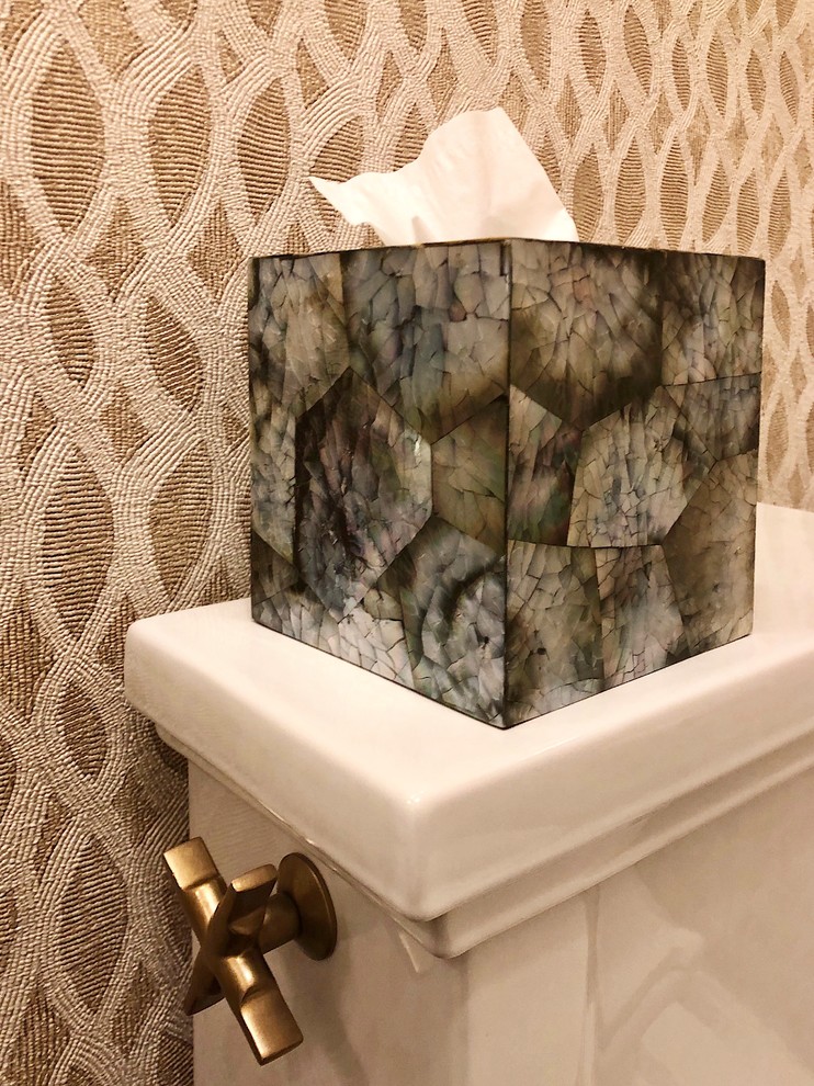 Diseño de aseo tradicional renovado pequeño con sanitario de una pieza, baldosas y/o azulejos multicolor, paredes multicolor y lavabo con pedestal