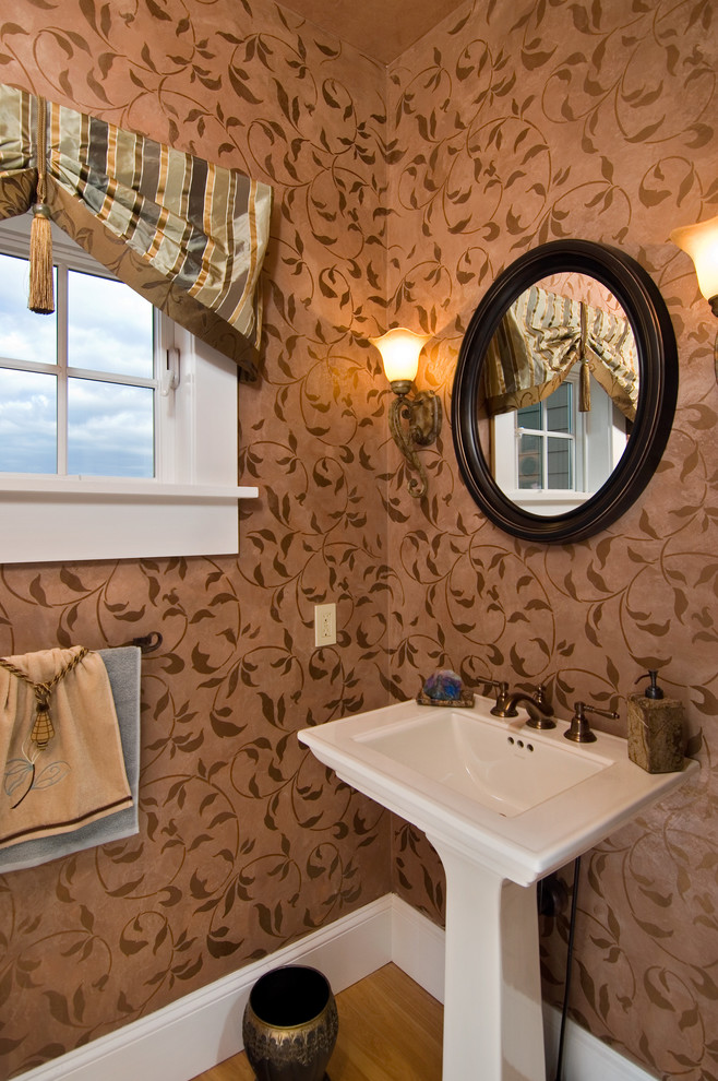 Mittelgroße Klassische Gästetoilette mit brauner Wandfarbe, hellem Holzboden und Sockelwaschbecken in New York