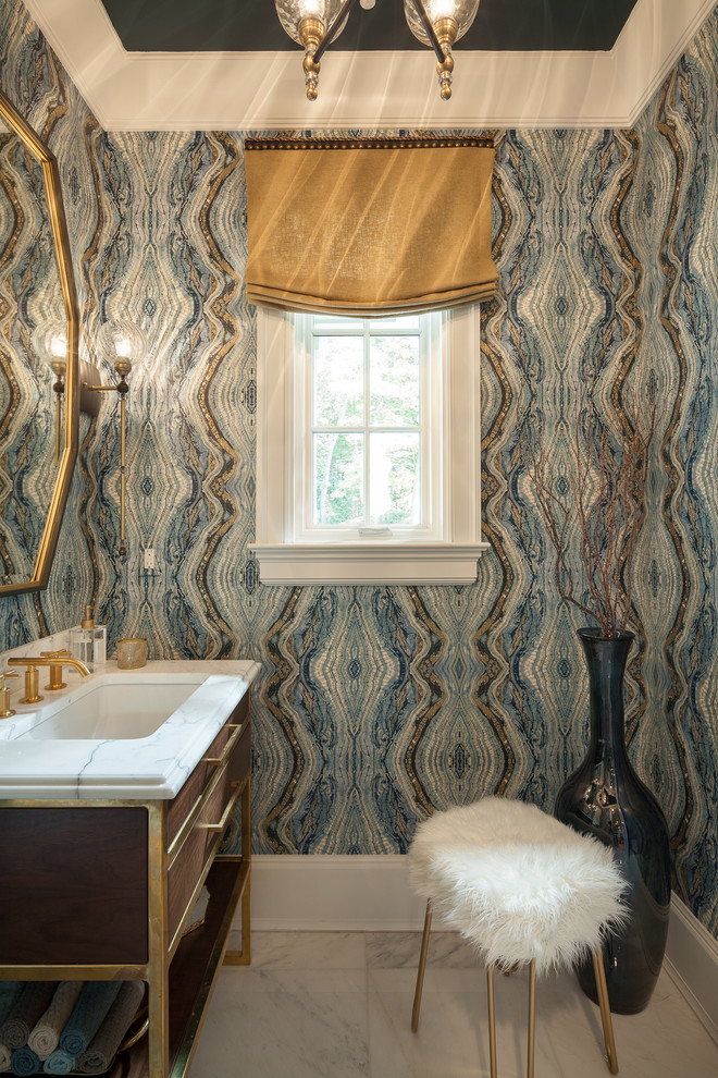 Idéer för mellanstora vintage vitt toaletter, med bruna skåp, blå väggar, ett undermonterad handfat, marmorbänkskiva och vitt golv