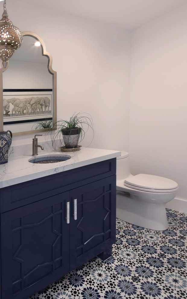 Mittelgroße Mediterrane Gästetoilette mit profilierten Schrankfronten, blauen Schränken, Toilette mit Aufsatzspülkasten, weißer Wandfarbe, Mosaik-Bodenfliesen, Unterbauwaschbecken, Quarzwerkstein-Waschtisch, blauem Boden und weißer Waschtischplatte in Orange County