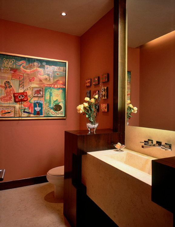 Свежая идея для дизайна: туалет в современном стиле с подвесной раковиной, мраморной столешницей, унитазом-моноблоком, оранжевыми стенами и полом из керамогранита - отличное фото интерьера