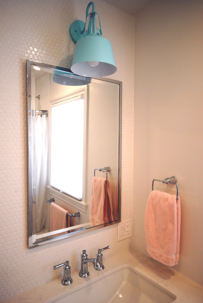 Esempio di un bagno di servizio chic di medie dimensioni con piastrelle bianche, piastrelle a mosaico, pareti beige, lavabo sottopiano, top in quarzo composito e top beige