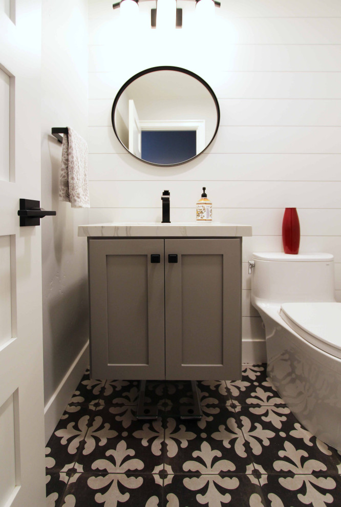 Exempel på ett mellanstort klassiskt vit vitt toalett, med skåp i shakerstil, grå skåp, en toalettstol med hel cisternkåpa, vita väggar, klinkergolv i porslin, ett undermonterad handfat, bänkskiva i kvarts och svart golv