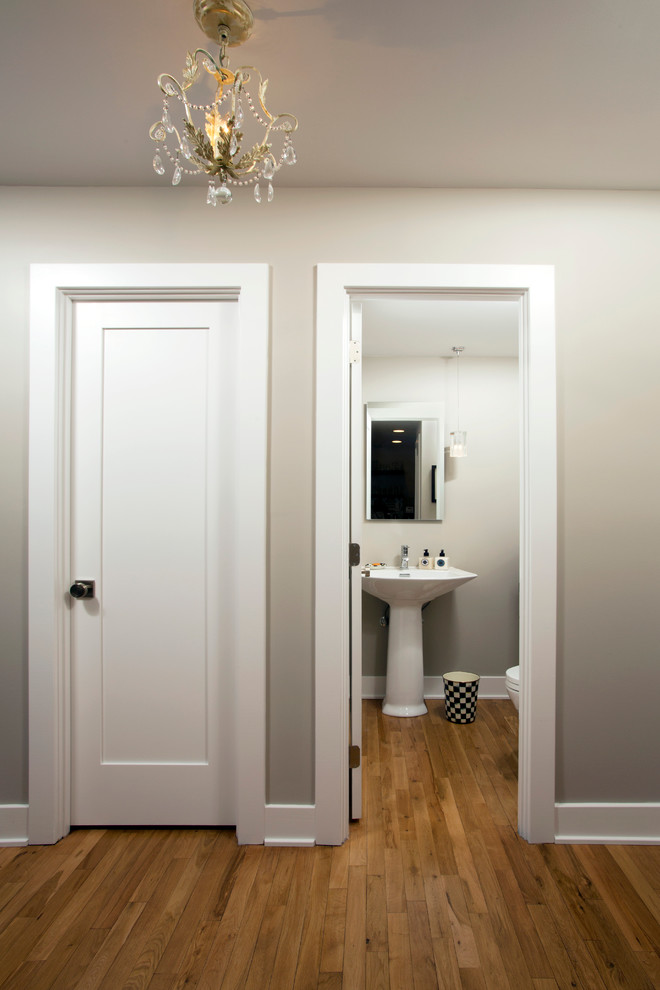Idée de décoration pour un petit WC et toilettes minimaliste avec WC séparés, un mur gris et un lavabo de ferme.
