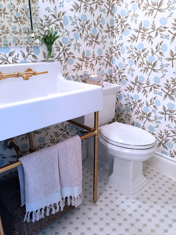 Exemple d'un WC et toilettes chic avec WC séparés, un carrelage blanc, des carreaux de céramique, un mur multicolore, un sol en carrelage de terre cuite et un lavabo de ferme.