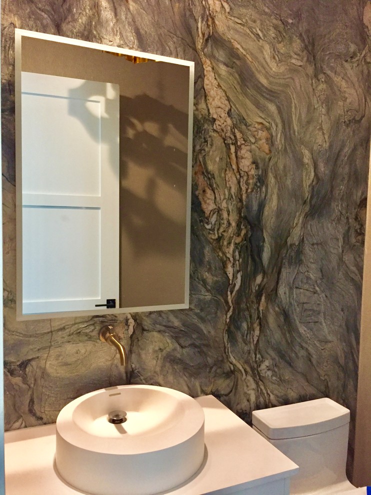 Idée de décoration pour un petit WC et toilettes design avec un placard à porte plane, des portes de placard blanches, un carrelage vert, du carrelage en marbre, un mur vert et un plan de toilette en quartz modifié.
