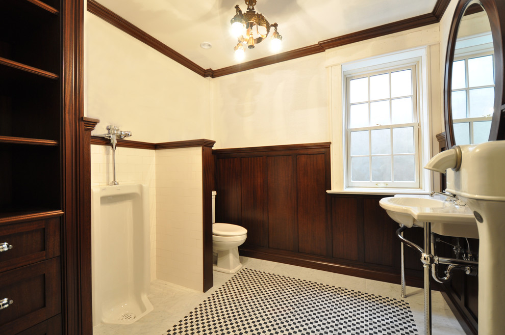 На фото: большой туалет в классическом стиле с писсуаром, белыми стенами, полом из мозаичной плитки и консольной раковиной