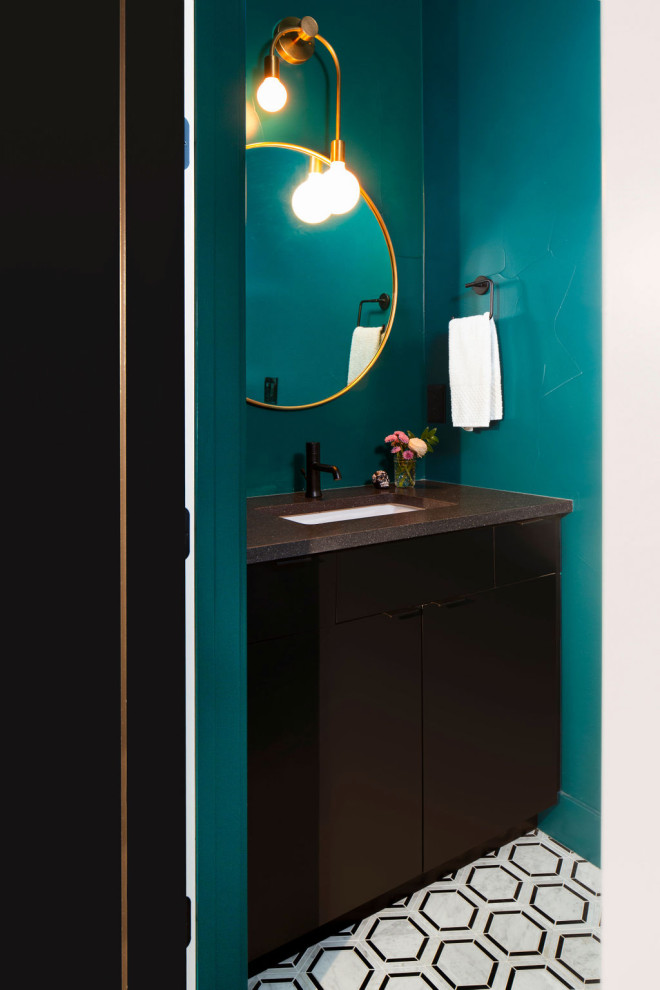 Идея дизайна: туалет среднего размера в стиле модернизм с плоскими фасадами, черными фасадами, унитазом-моноблоком, синими стенами, полом из мозаичной плитки, врезной раковиной, столешницей из искусственного кварца, разноцветным полом, черной столешницей и встроенной тумбой