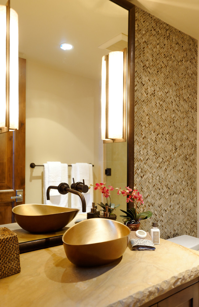 Esempio di un bagno di servizio contemporaneo con lavabo a bacinella, piastrelle di vetro e top in onice