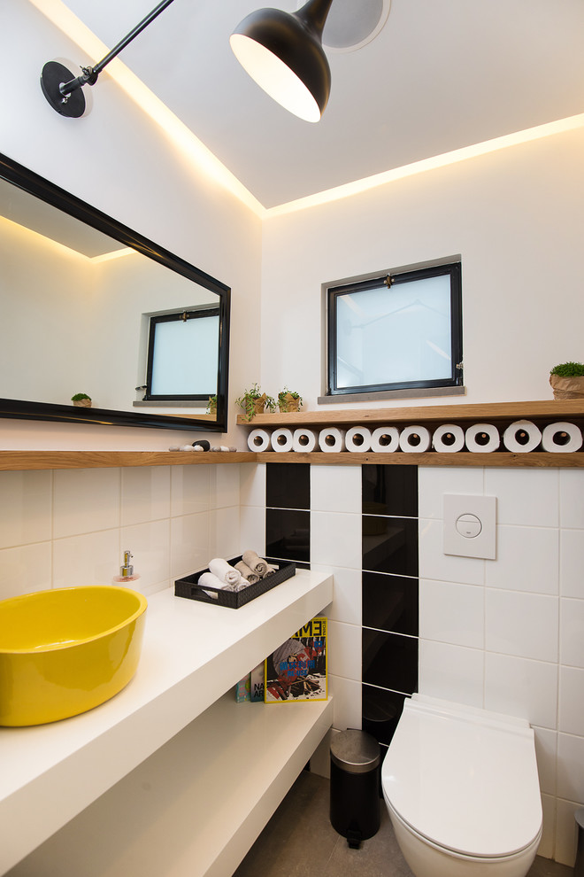 Ispirazione per un piccolo bagno di servizio contemporaneo con pistrelle in bianco e nero e piastrelle bianche