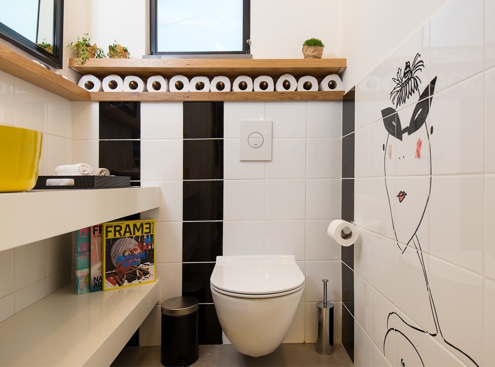 Idee per un piccolo bagno di servizio minimal con pistrelle in bianco e nero, piastrelle nere e piastrelle bianche