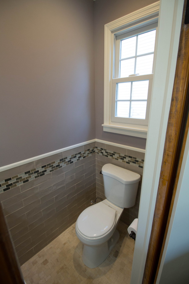 Cette image montre un petit WC et toilettes traditionnel avec un placard à porte shaker, des portes de placard blanches, WC séparés, un carrelage beige, des carreaux de porcelaine, un mur gris, un sol en carrelage de porcelaine, un lavabo encastré, un plan de toilette en quartz modifié, un sol beige, un plan de toilette blanc et meuble-lavabo encastré.