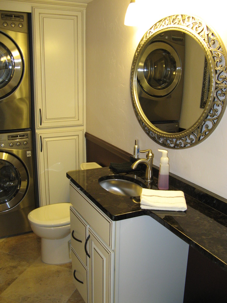 Idéer för att renovera ett litet vintage svart svart toalett, med ett undermonterad handfat, luckor med upphöjd panel, vita skåp, granitbänkskiva, beige kakel, beige väggar, klinkergolv i porslin och en toalettstol med separat cisternkåpa