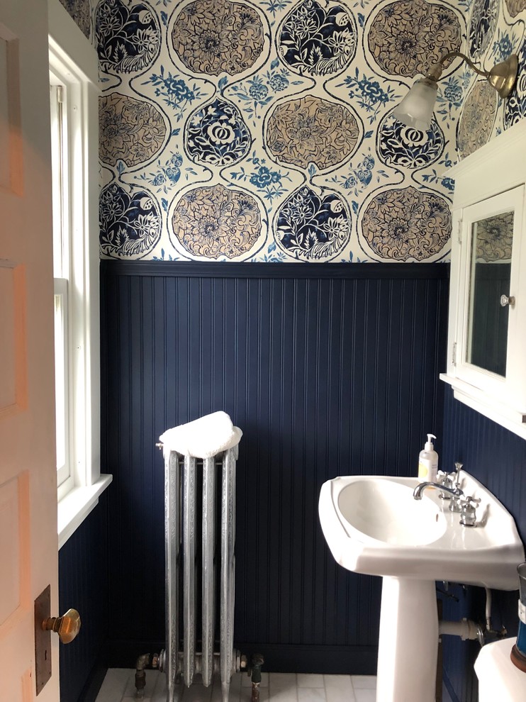 Réalisation d'un petit WC et toilettes tradition avec un mur bleu et un sol en marbre.