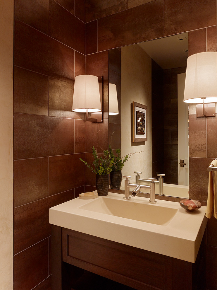 Kleine Moderne Gästetoilette mit offenen Schränken, Beton-Waschbecken/Waschtisch, braunen Fliesen, Porzellanfliesen, brauner Wandfarbe und integriertem Waschbecken in San Francisco
