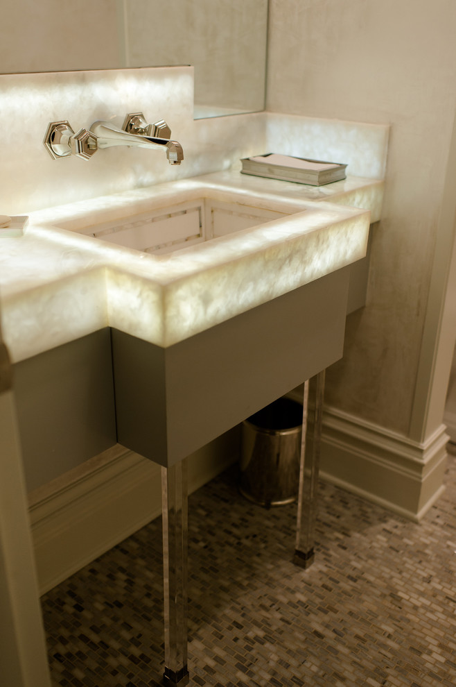 Esempio di un bagno di servizio classico di medie dimensioni con pavimento con piastrelle a mosaico, top in onice, pavimento grigio, pareti beige, lavabo sottopiano e top bianco