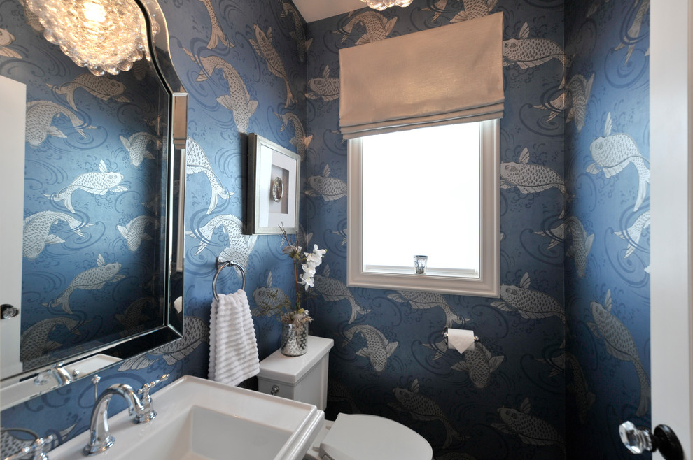 Idee per un piccolo bagno di servizio tradizionale con WC a due pezzi, pareti blu, parquet scuro e lavabo a colonna