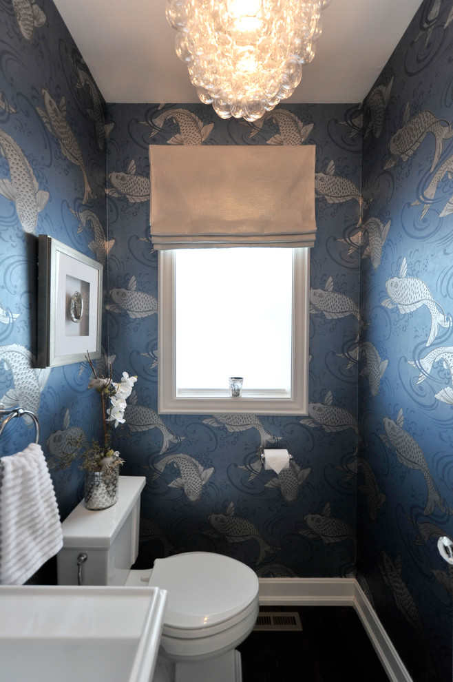Inspiration pour un petit WC et toilettes traditionnel avec WC séparés, un mur bleu, parquet foncé et un lavabo de ferme.