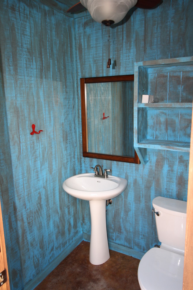 Idee per un piccolo bagno di servizio rustico con pareti blu e lavabo a colonna