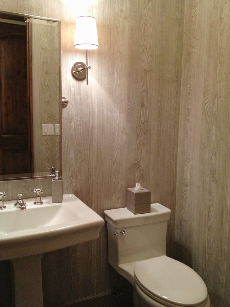 Immagine di un piccolo bagno di servizio chic con WC monopezzo, piastrelle grigie, piastrelle in pietra, pareti grigie, pavimento in marmo e lavabo a colonna