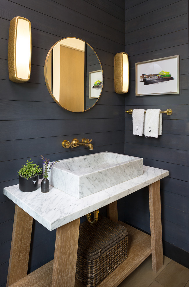 Inspiration för ett mellanstort funkis vit vitt toalett, med öppna hyllor, skåp i mellenmörkt trä, blå väggar, mellanmörkt trägolv, ett avlångt handfat, marmorbänkskiva och brunt golv