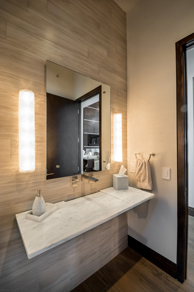 Idéer för ett mellanstort modernt toalett, med beige kakel, porslinskakel, beige väggar, klinkergolv i porslin, granitbänkskiva och brunt golv