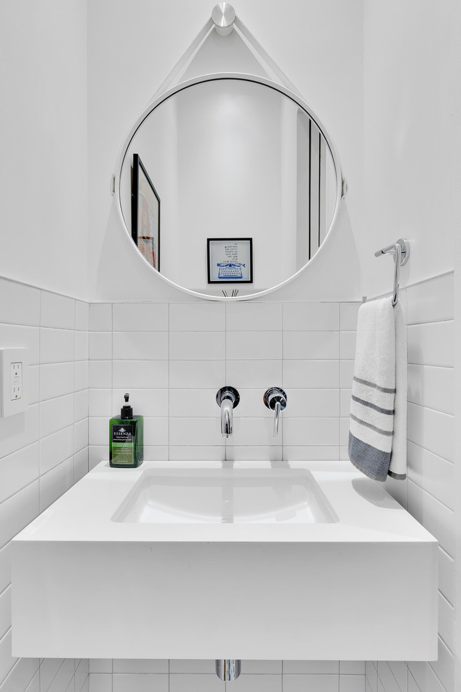 Immagine di un bagno di servizio minimal