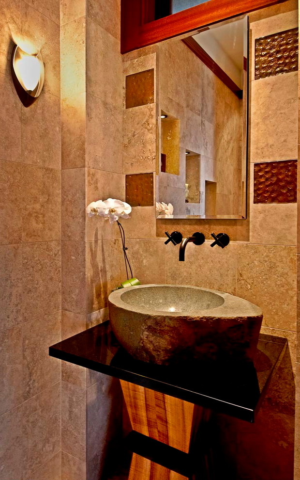 Foto di un bagno di servizio tropicale con lavabo a bacinella