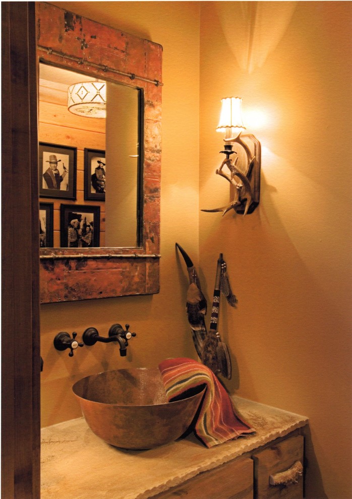 サンタバーバラにある高級な小さなラスティックスタイルのおしゃれなトイレ・洗面所 (ベッセル式洗面器) の写真